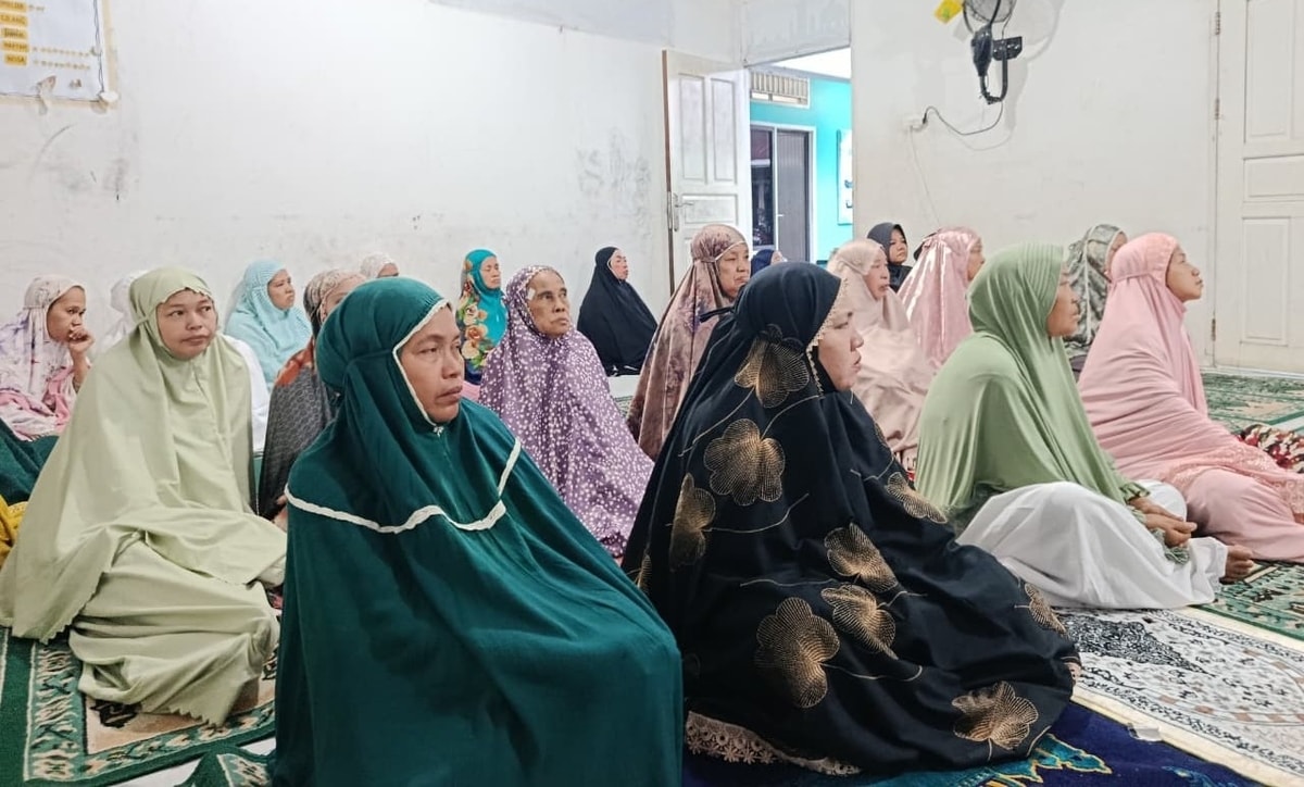 Penuh Makna! Kajian Subuh Bahagia Almarhamah Kupas Realita Sosial Penuh Makna! Kajian Subuh Bahagia Almarhamah Kupas Realita Sosial