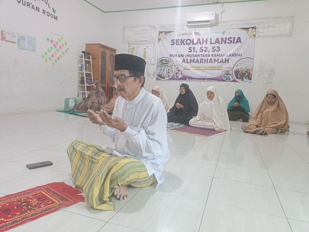 Para lansia dan pengurus almarhamah khsuyuk berdoa bersama Para lansia dan pengurus almarhamah khsuyuk berdoa bersama
