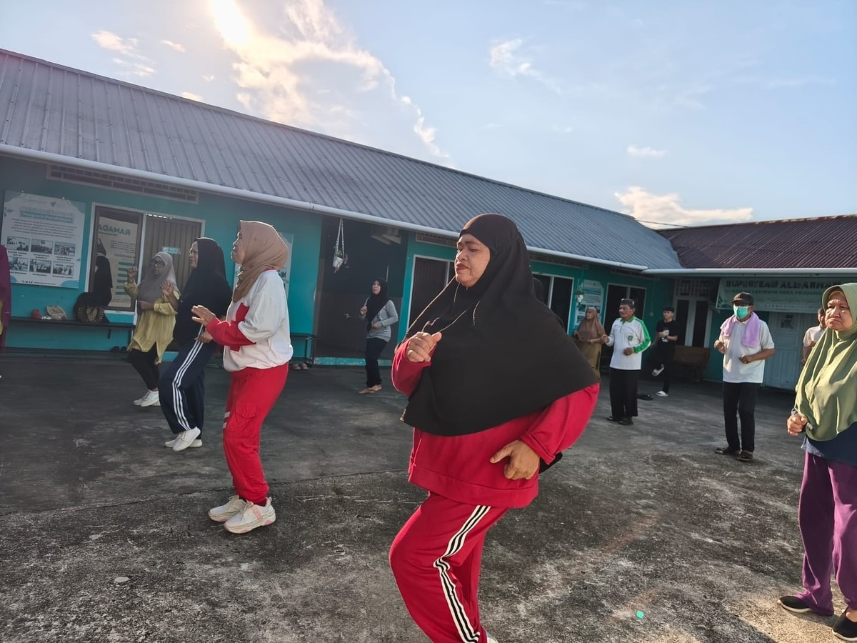 Lansia dan ibu ibu senam bersama Lansia dan ibu ibu senam bersama
