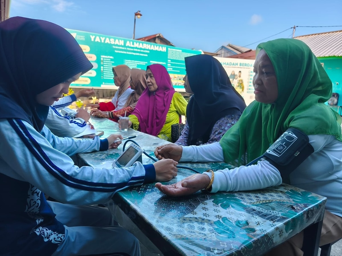Mahasiswa BEM FIKES UBT memeriksaan kesehatan lansia Mahasiswa BEM FIKES UBT memeriksaan kesehatan lansia