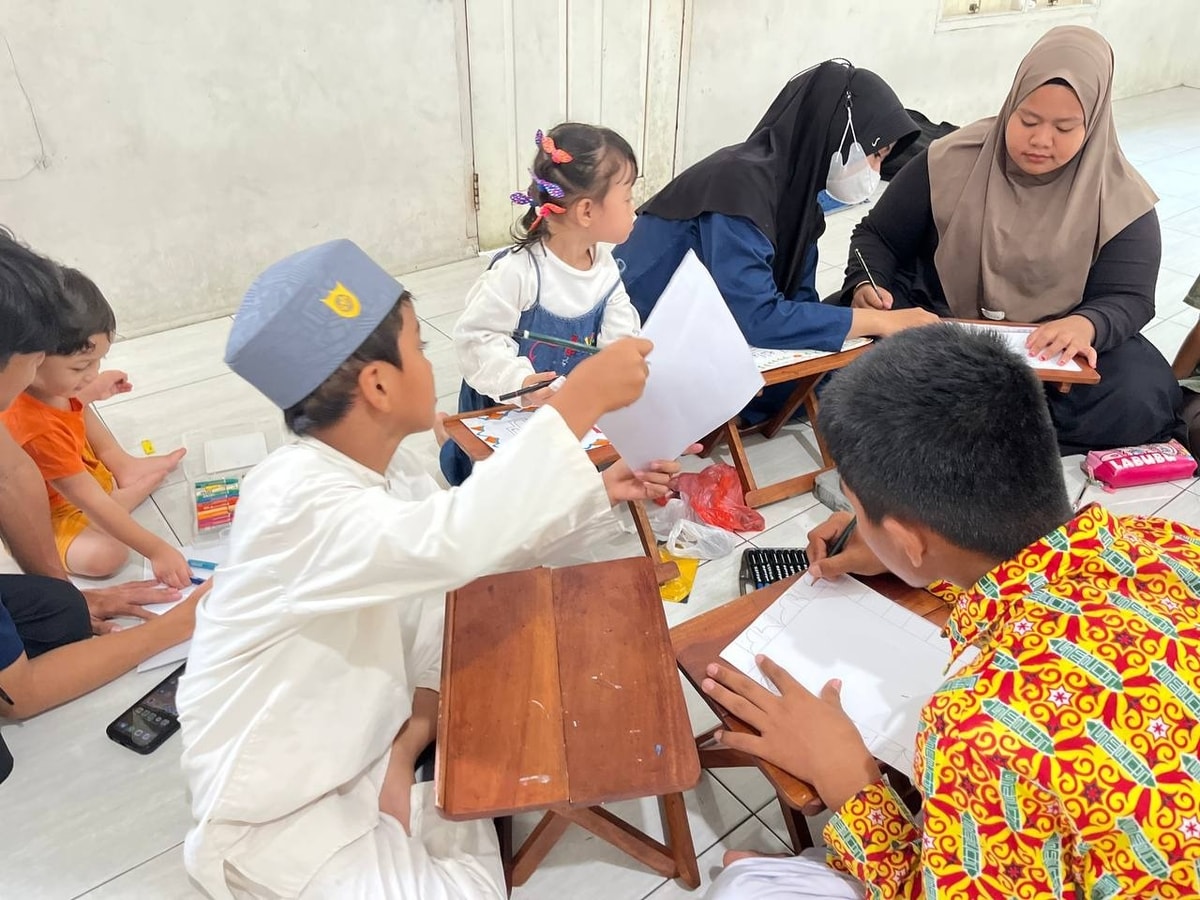 Para santri senang dengan pengalaman belajar hal baru Para santri senang dengan pengalaman belajar hal baru