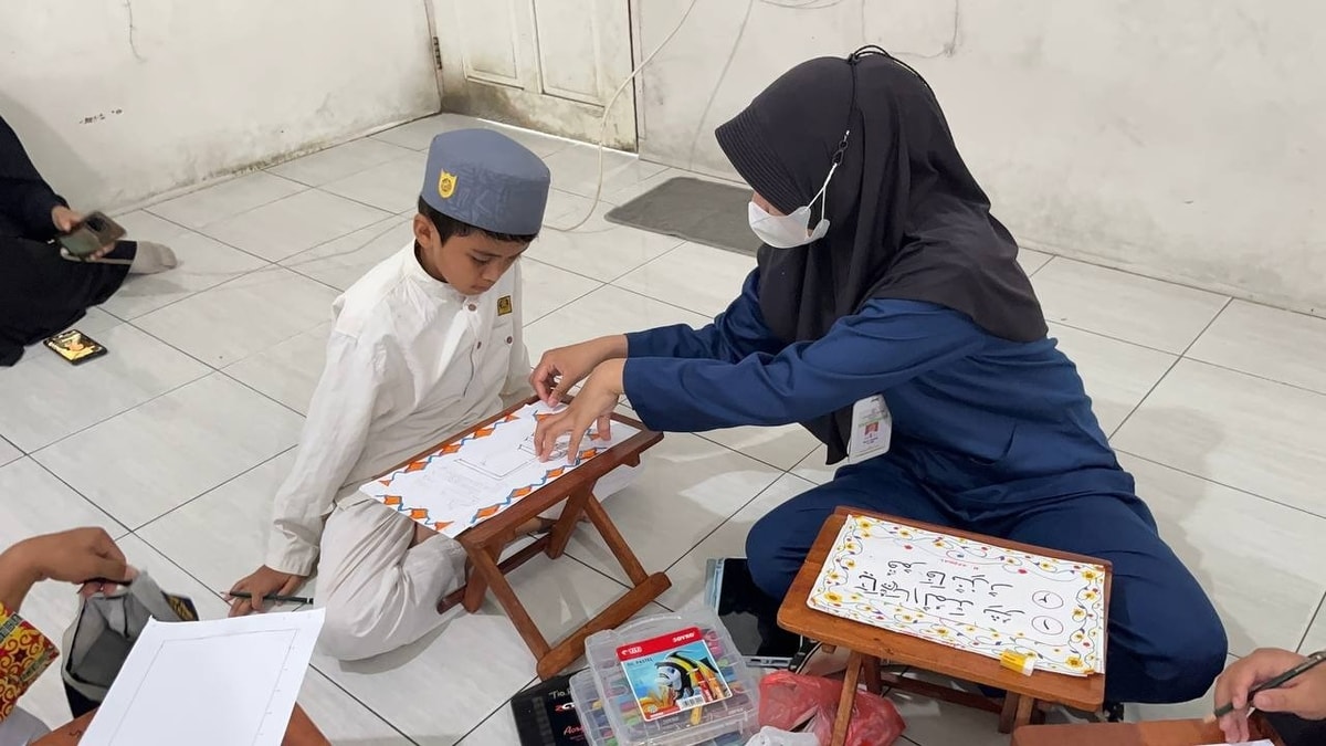 santri di bimbing dan diberikan contoh satu persatu oleh Kak Nurul santri di bimbing dan diberikan contoh satu persatu oleh Kak Nurul