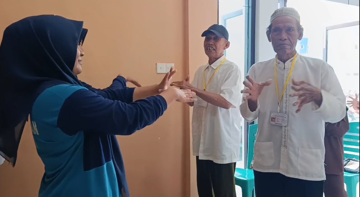 Senam hipertensi di pimpin Siswi SMK Kesehatan Kaltara Senam hipertensi di pimpin Siswi SMK Kesehatan Kaltara