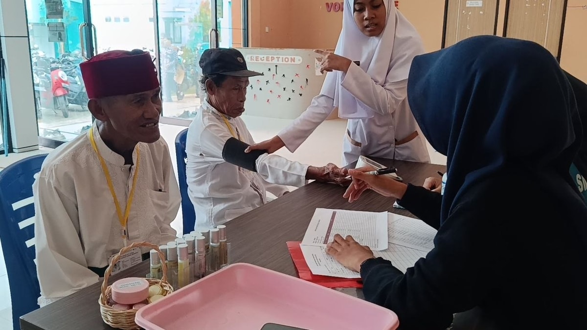 Pemeriksaan tekanan darah peserta sekolah lansia Pemeriksaan tekanan darah peserta sekolah lansia