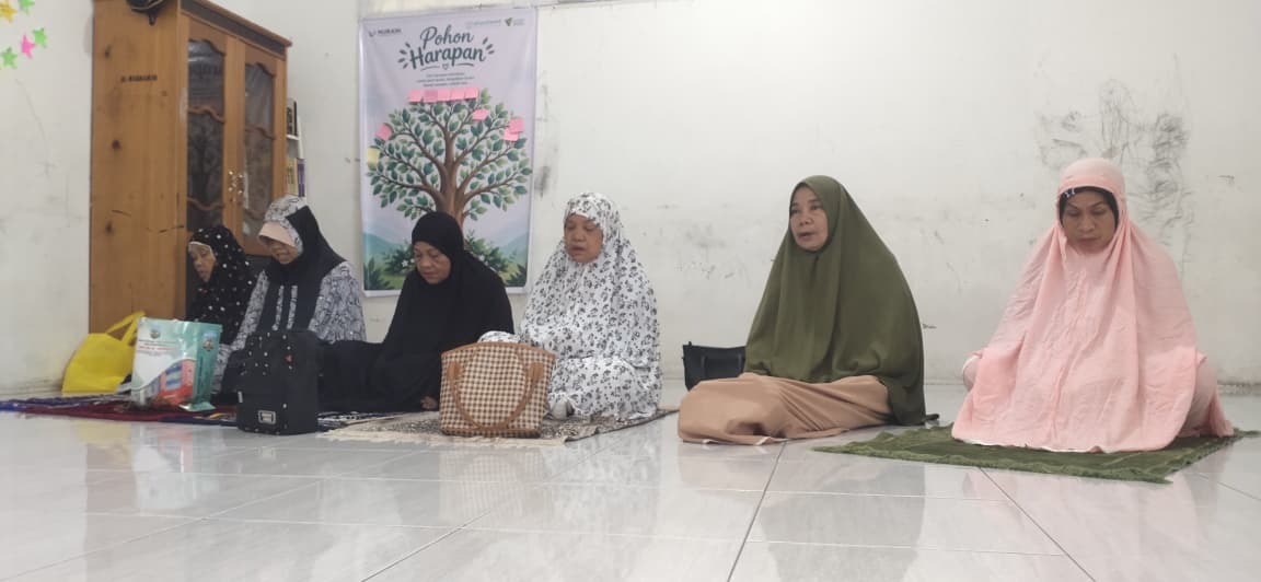 Para lansia khusyuk mengikuti kegiatan Para lansia khusyuk mengikuti kegiatan