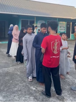 Santri diberikan hadiah Santri diberikan hadiah