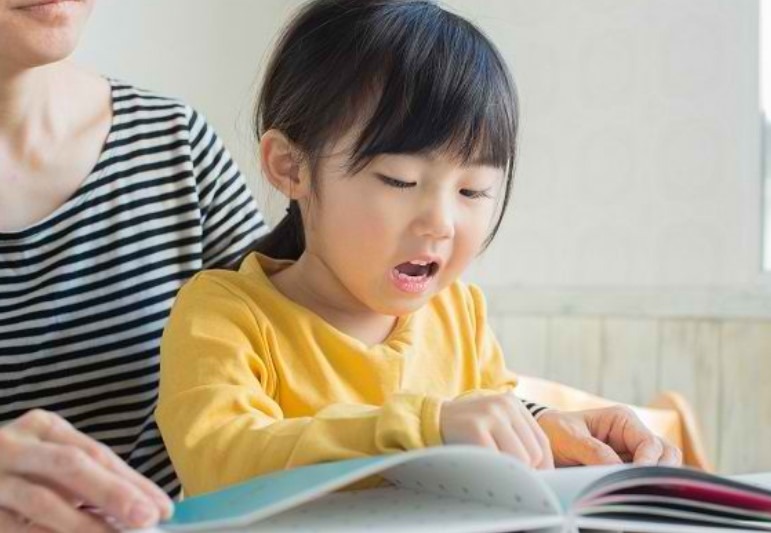 5 Cara Mudah Bikin Anak Cinta Baca (Biar Gak Ngeluh Lagi!) 5 Cara Mudah Bikin Anak Cinta Baca (Biar Gak Ngeluh Lagi!)