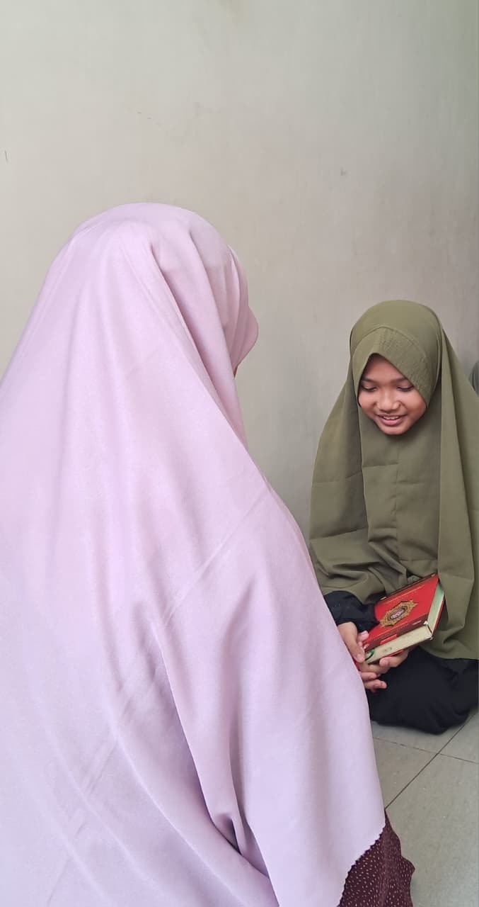 Salah Satu Santri sedang diuji oleh Mudirah Salah Satu Santri sedang diuji oleh Mudirah