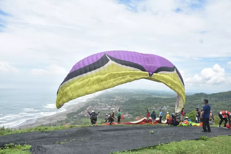 source : https://static.promediateknologi.id/crop/0x0:0x0/750x500/webp/photo/p1/40/2024/02/05/Suasana-Kejuaraan-Daerah-KEJURDA-dan-Open-Paralayang-2024-di-Bukit-Paralayang-Watugupit-4-450638083.jpeg source : https://static.promediateknologi.id/crop/0x0:0x0/750x500/webp/photo/p1/40/2024/02/05/Suasana-Kejuaraan-Daerah-KEJURDA-dan-Open-Paralayang-2024-di-Bukit-Paralayang-Watugupit-4-450638083.jpeg