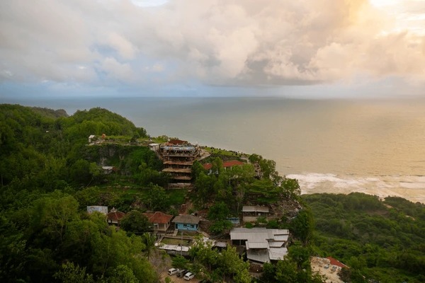 source : https://www.shutterstock.com/image-photo/aerial-view-bukit-paralayang-watugupit-600nw-2533911705.jpg source : https://www.shutterstock.com/image-photo/aerial-view-bukit-paralayang-watugupit-600nw-2533911705.jpg