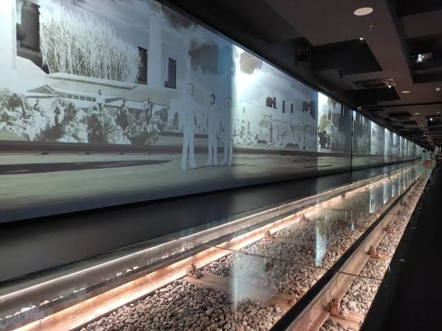 Source : https://mojok.co/liputan/diorama-arsip-jogja-yang-tak-bikin-bosan-pelajaran-sejarah-lewat-multimedia-dan-seni-rupa/ Source : https://mojok.co/liputan/diorama-arsip-jogja-yang-tak-bikin-bosan-pelajaran-sejarah-lewat-multimedia-dan-seni-rupa/