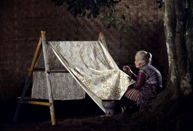 Mengungkap Rahasia Batik Tulis Khas Keraton Yogyakarta: Alat dan Bahan Tradisional yang Membentuk Karya Seni Indah Mengungkap Rahasia Batik Tulis Khas Keraton Yogyakarta: Alat dan Bahan Tradisional yang Membentuk Karya Seni Indah