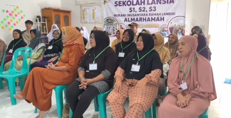 Para peserta sekolah lansia menyimak materi yang di sampaikan dengan antusias Para peserta sekolah lansia menyimak materi yang di sampaikan dengan antusias