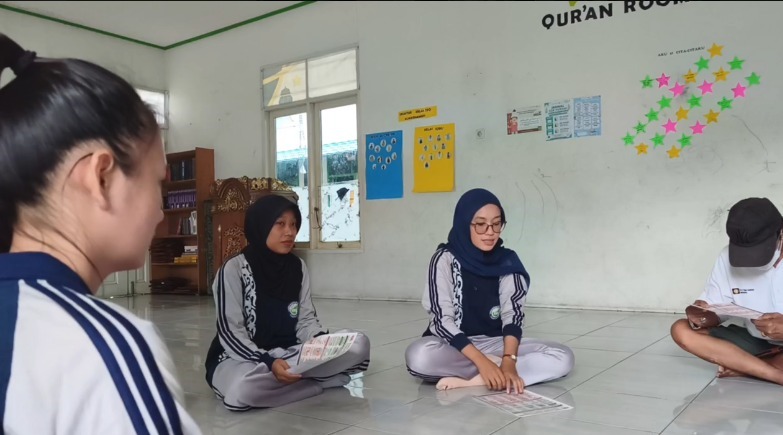 Kak Fatma memberi edukasi terkait makanan yang tidak ajurkan untuk mencegah hipertensi Kak Fatma memberi edukasi terkait makanan yang tidak ajurkan untuk mencegah hipertensi