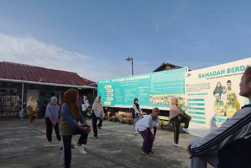 Para lansia dan ibu ibu pemanasan bersama mahasiswa peofesi Ners sebelum senam dimulai Para lansia dan ibu ibu pemanasan bersama mahasiswa peofesi Ners sebelum senam dimulai