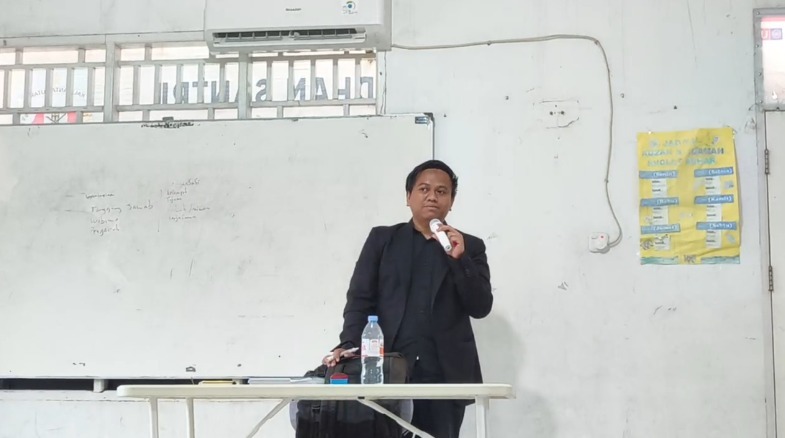 Ustadz Mabrur menjelaskan makna kepemimpinan Ustadz Mabrur menjelaskan makna kepemimpinan