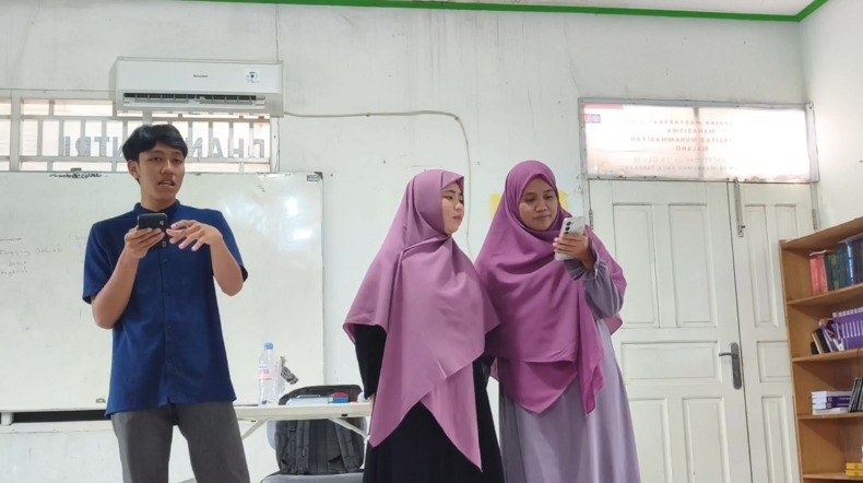 Superteam almarhamah presentasi di depan Superteam almarhamah presentasi di depan