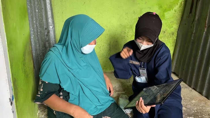 Para siswi juga membrikan edukasi tentang bahaya asap karhutla Para siswi juga membrikan edukasi tentang bahaya asap karhutla