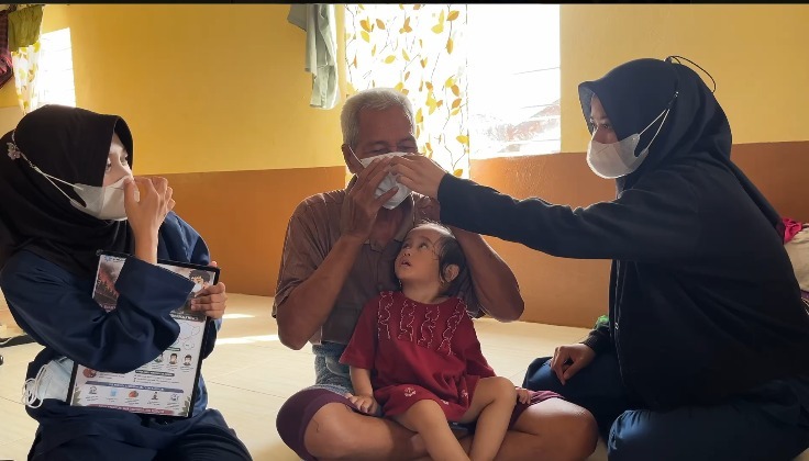 Para siswi SMK Kesehatan Kaltara memberikan contoh cara memakai masker yang benar Para siswi SMK Kesehatan Kaltara memberikan contoh cara memakai masker yang benar