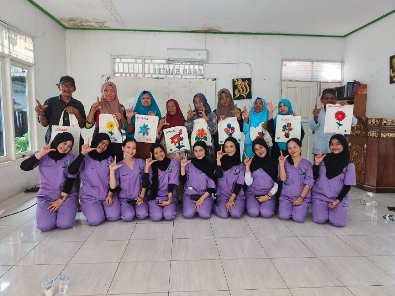 Mahasiswa Gelar Kegiatan TKA Melukis Kanvas Bersama Lansia Almarhamah Mahasiswa Gelar Kegiatan TKA Melukis Kanvas Bersama Lansia Almarhamah