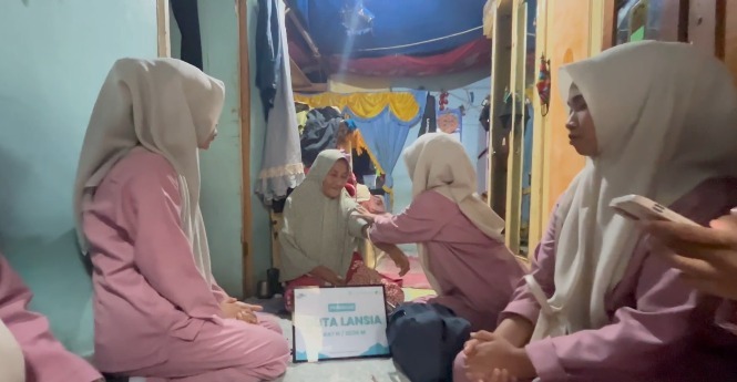 Volunteer Memeriksa Kesehatan Lansia Volunteer Memeriksa Kesehatan Lansia