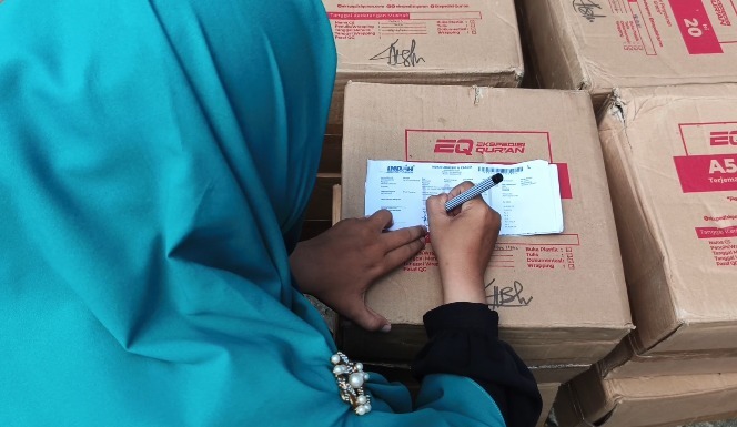 Proses penandatanganan surat terima Proses penandatanganan surat terima