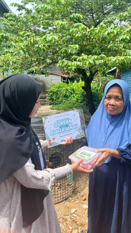 Tim penyaluran langsung datangi rumah ke rumah untuk membagikan daging siap santap Tim penyaluran langsung datangi rumah ke rumah untuk membagikan daging siap santap