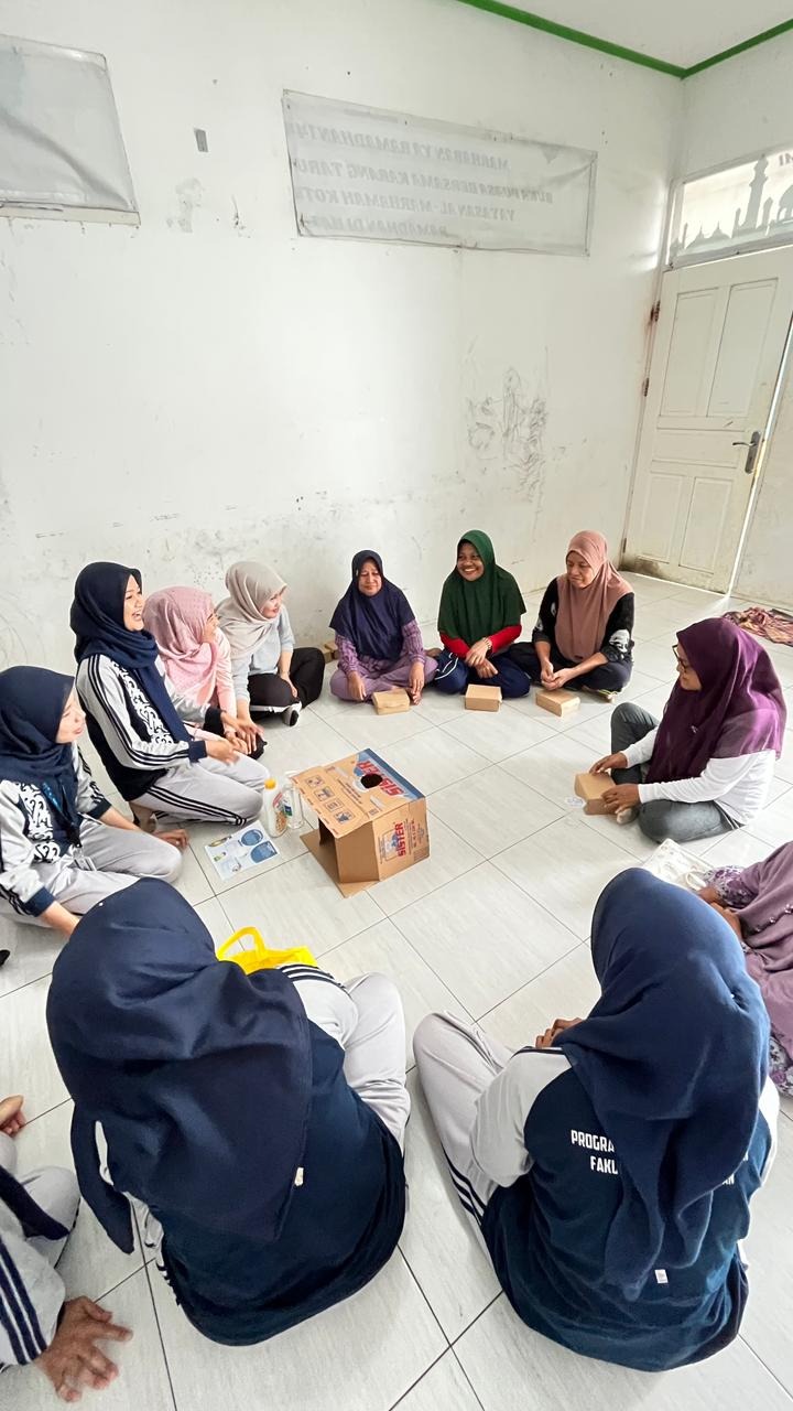 Mahasiwi Ners Memberi Arahan Sebelum Permainan Mahasiwi Ners Memberi Arahan Sebelum Permainan