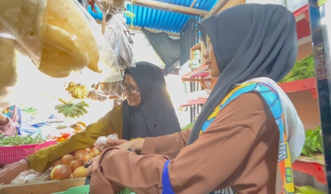 Volunteer mendampingi langsung lansia berbelanja Volunteer mendampingi langsung lansia berbelanja