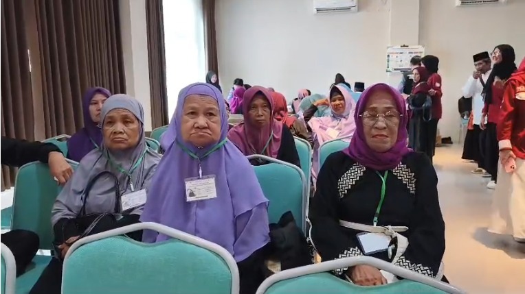 Peserta sekolah lansia almarhamah Peserta sekolah lansia almarhamah