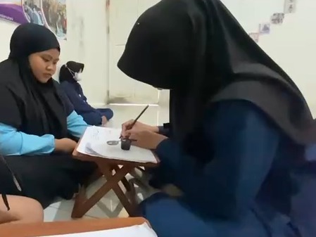 Kak Nurul memberikan contoh langsung kepada santri TPQ Almarhamah Kak Nurul memberikan contoh langsung kepada santri TPQ Almarhamah