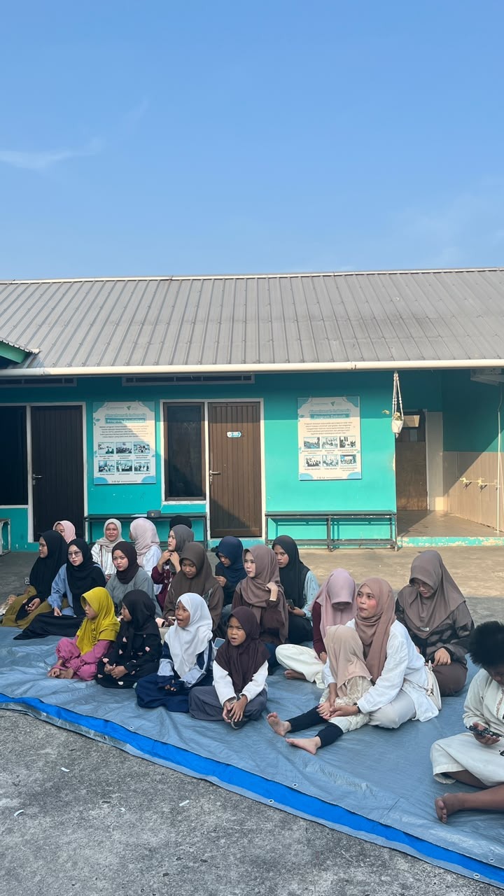Suasana penuh kebahagiaan volunteer bersama santri TPQ Almarhamah Suasana penuh kebahagiaan volunteer bersama santri TPQ Almarhamah
