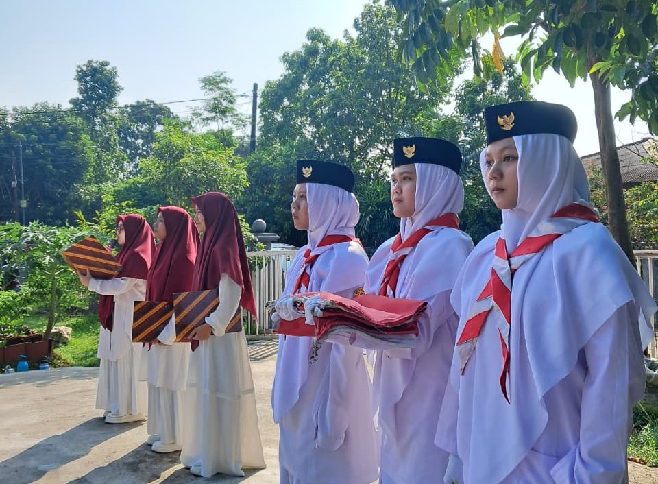 Semangat Baru di Hari Senin: Upacara Bersama Siswa dan Guru PKBM Khairukum