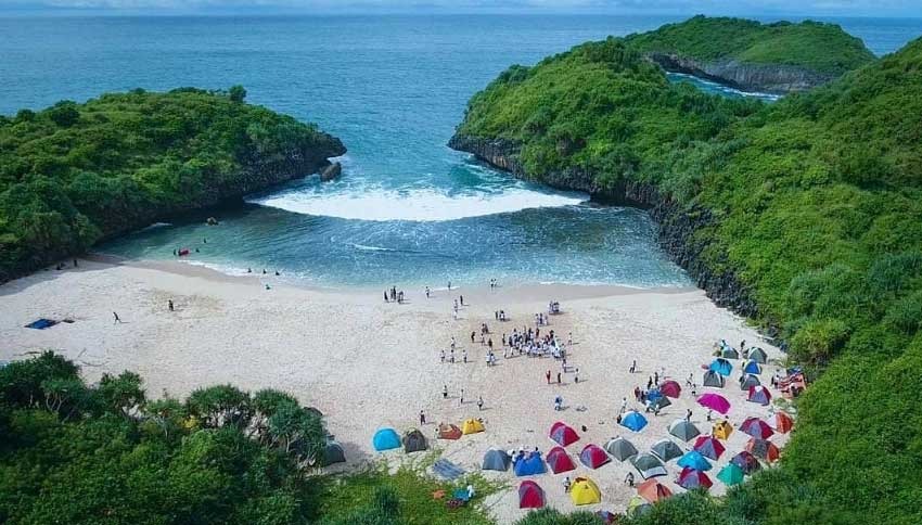 Source : https://jungwokblueocean.co.id/wp-content/uploads/2022/05/Berkemah-di-Pantai-Sedahan.jpg