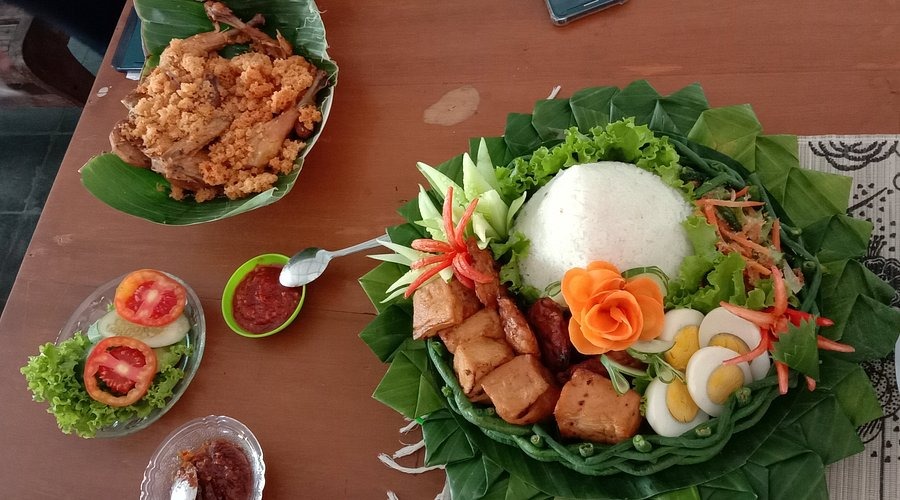 Source : https://dynamic-media-cdn.tripadvisor.com/media/photo-o/1d/4d/4e/1b/tumpeng-joglomenoreh.jpg?w=900&h=500&s=1