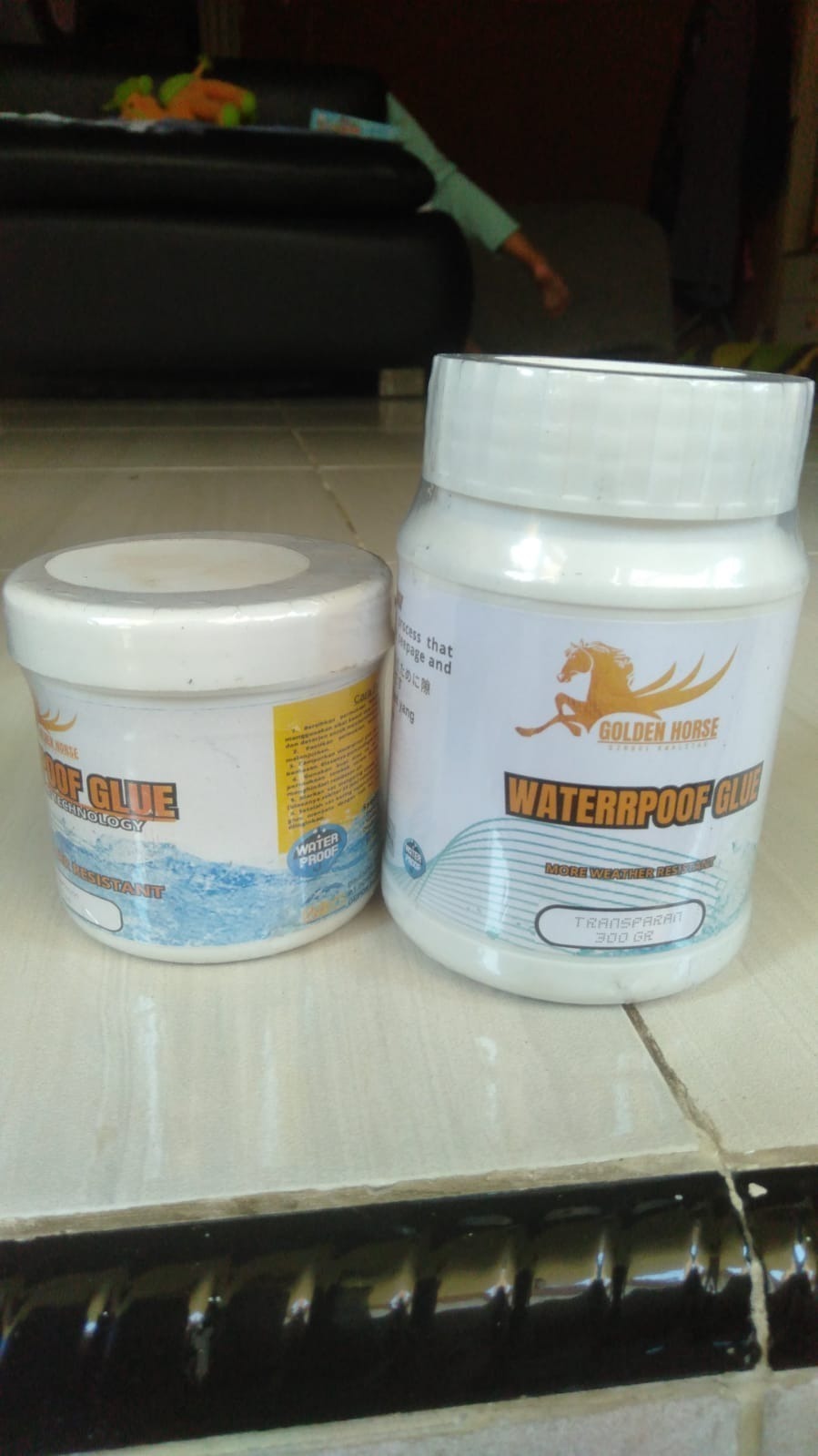 Lem transparan nya keren banget, cuma di oles ke permukaan yg bocor langsung tertutup sempura. 
Pokoknya top banget ini produk, ditambah Beli 1 Dapet nya 3pcs dooong. 
Makasih banyak seller toko dan kurir. 👌👌👌👍👍