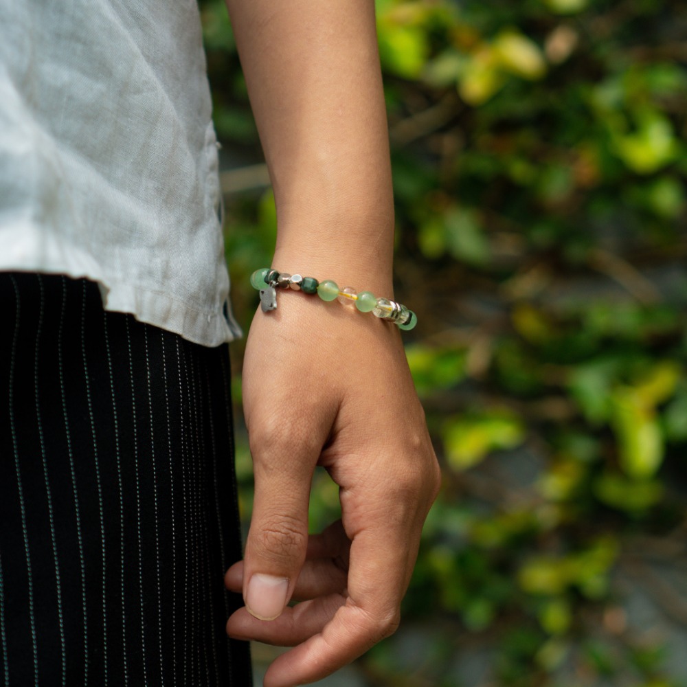 Model (TB: 168, BB: 50) menggunakan ukuran M dengan charm Saturnus 001