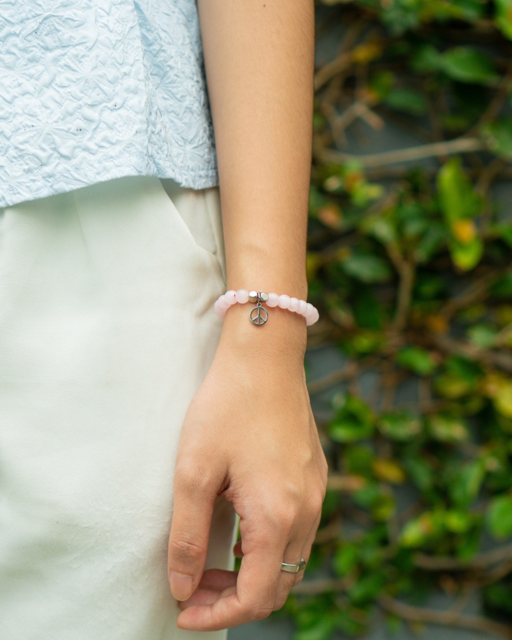 Model (TB: 152, BB: 41) menggunakan ukuran XS dengan charm Peace
