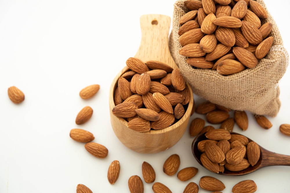 Selain lezat di lidah, kacang almond juga memiliki banyak manfaat untuk kecantikan. (https://www.freepik.com/author/jcomp)