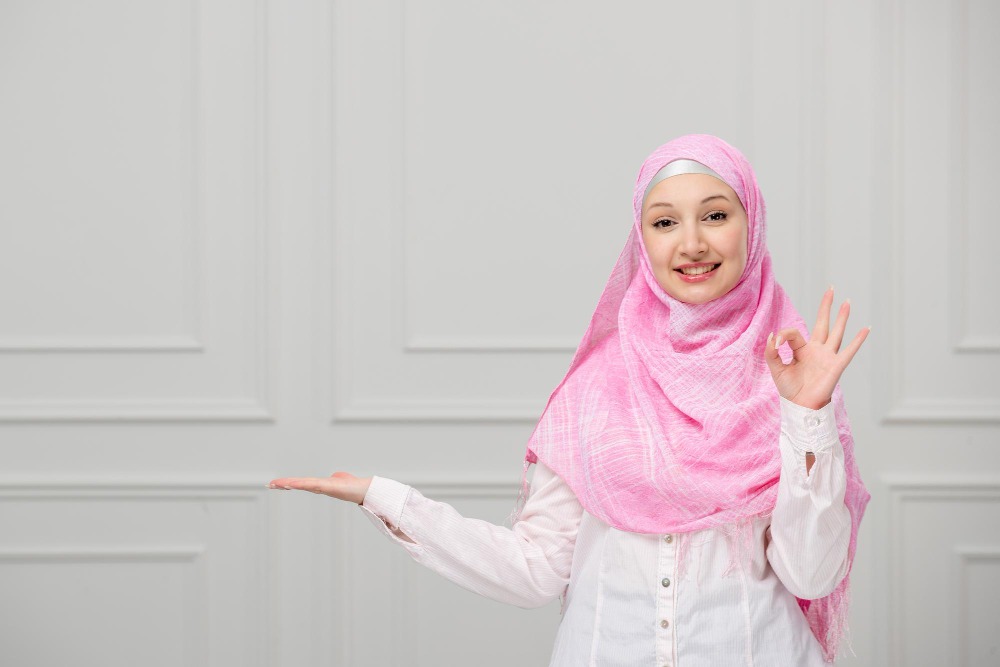 Pilih hijab yang adem dan tidak membuat kulit lembap (https://www.freepik.com/author/kamranaydinov)