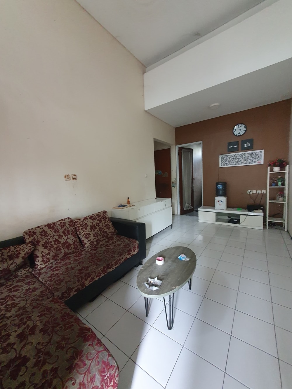 Foto Ruang Tamu Rumah Sewa Minimalis Semi-Furnished di Cluster Maple Leaf, Lippo Cikarang – Siap Huni & Strategis!