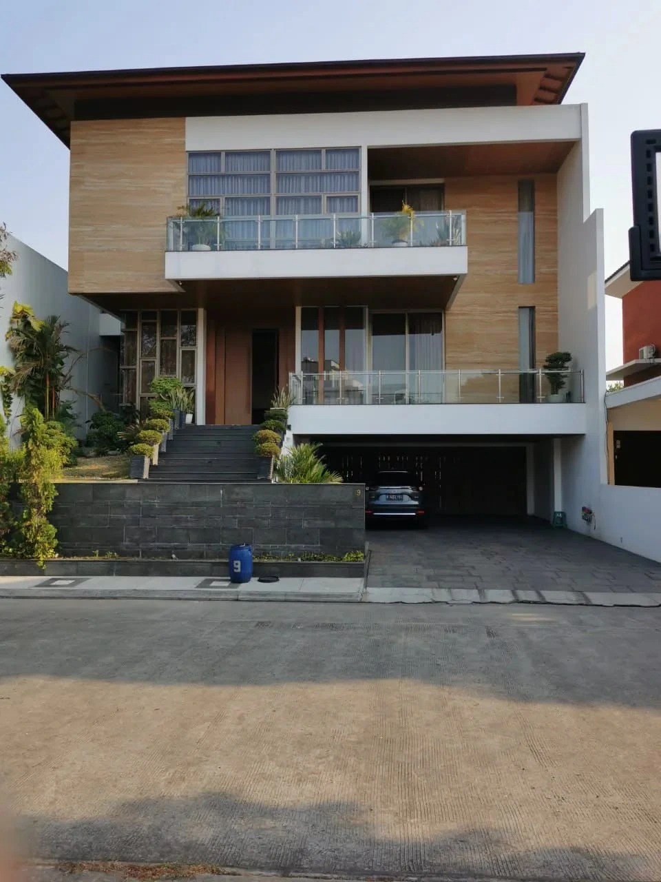 Rumah mewah dijual di Vasa Lake Lippo Cikarang tampak depan