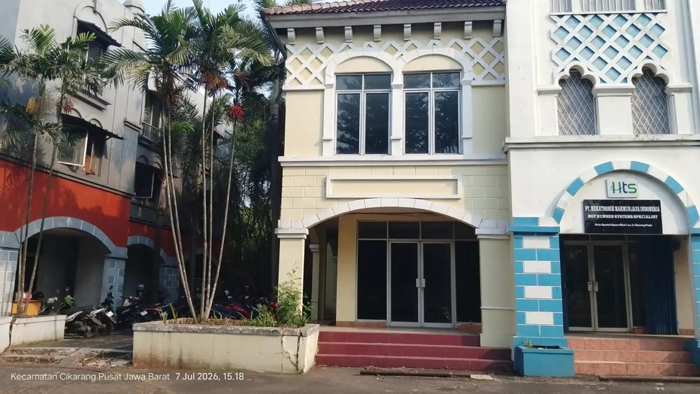 Tampak depan ruko Spanish Deltamas 2 lantai dijual sewa