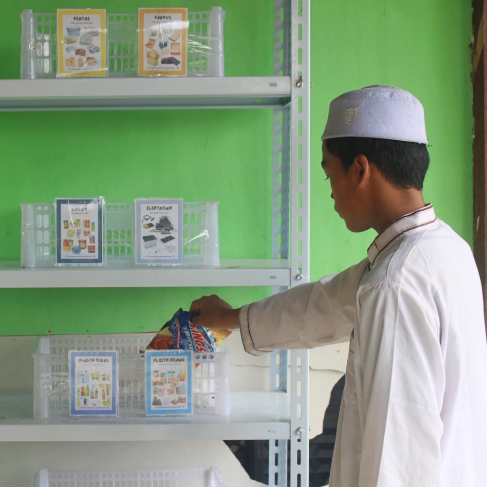 Santri belajar memilah dan menempatkan sampah sesuai dengan jenisnya (2024)