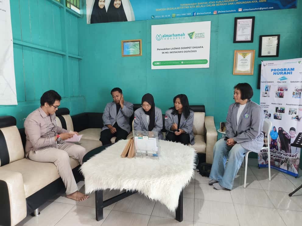 Ketua Yayasan Almarhamah menjadi narasumber langsung dalam wawancara mahasiswa UBT