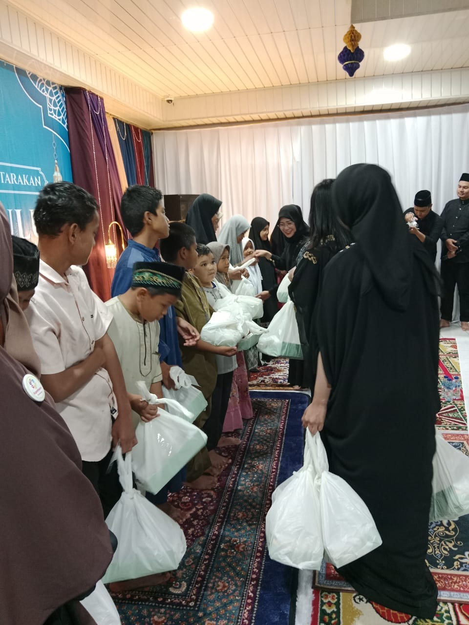 Penyerahan Bantuan Kepada Para Santri dan Anak Yatim Almarhamah