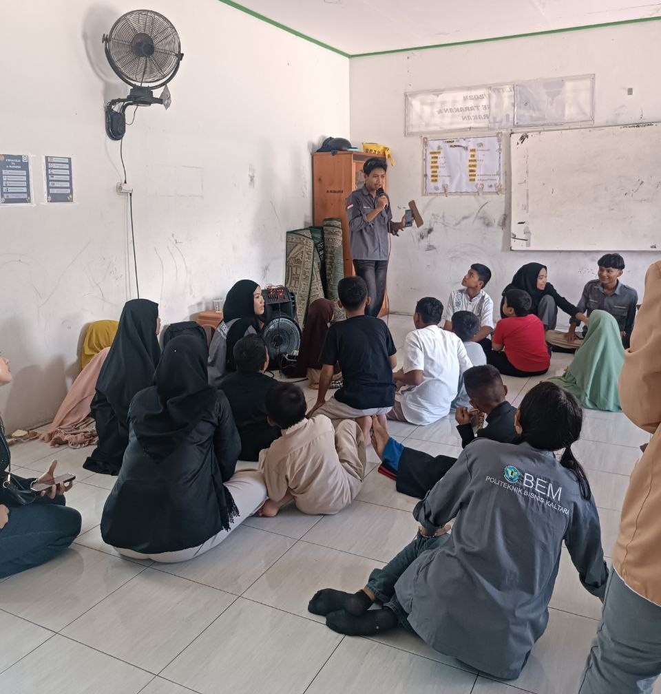 Edukasi "Anti-Perundungan (anti-bullying)" oleh mahasiswa perwakilan dari BEM Poltek Bisnis Kaltara