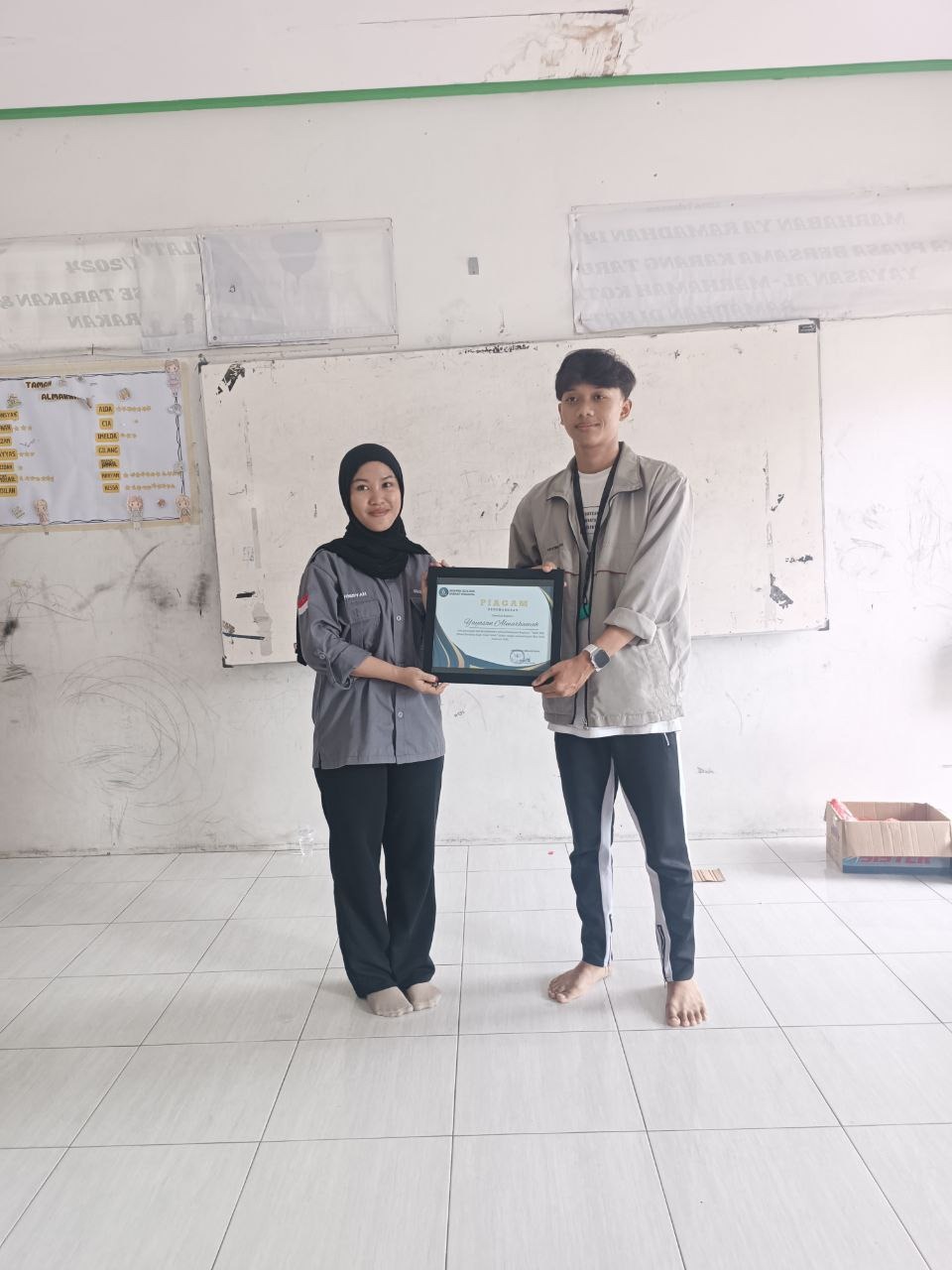 Penyerahan Piagam kepada pihak Almarhamah