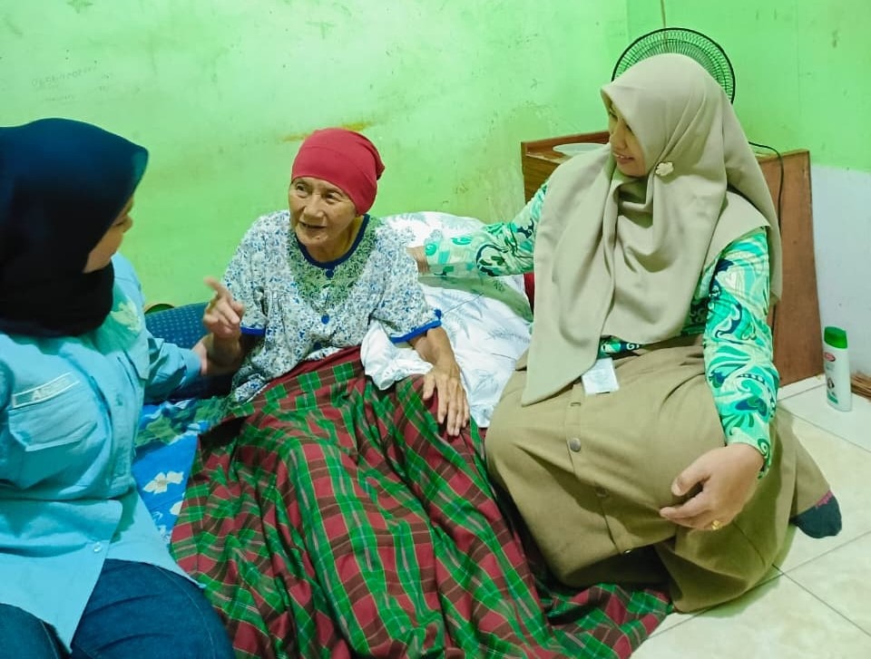 Mengunjungi para lansia di Almarhamah