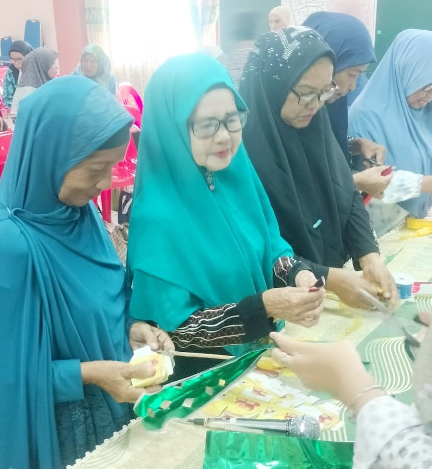 Lansia sedang berkreasi membuat bunga plastik